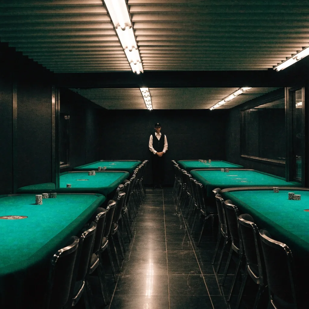 Wydzielona sala pokerowa Château Rives z ustawionymi stołami i tacką krupiera