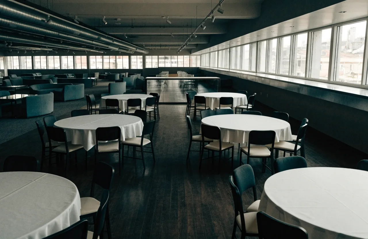 Sala główna i przylegająca strefa lounge w Château Rives, widok od strony sali bankietowej