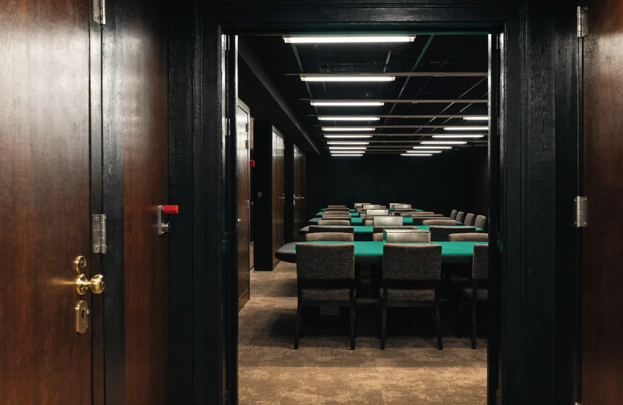 Wydzielona sala pokerowa z osobnym wejściem, widok z korytarza prowadzącego do sali bankietowej